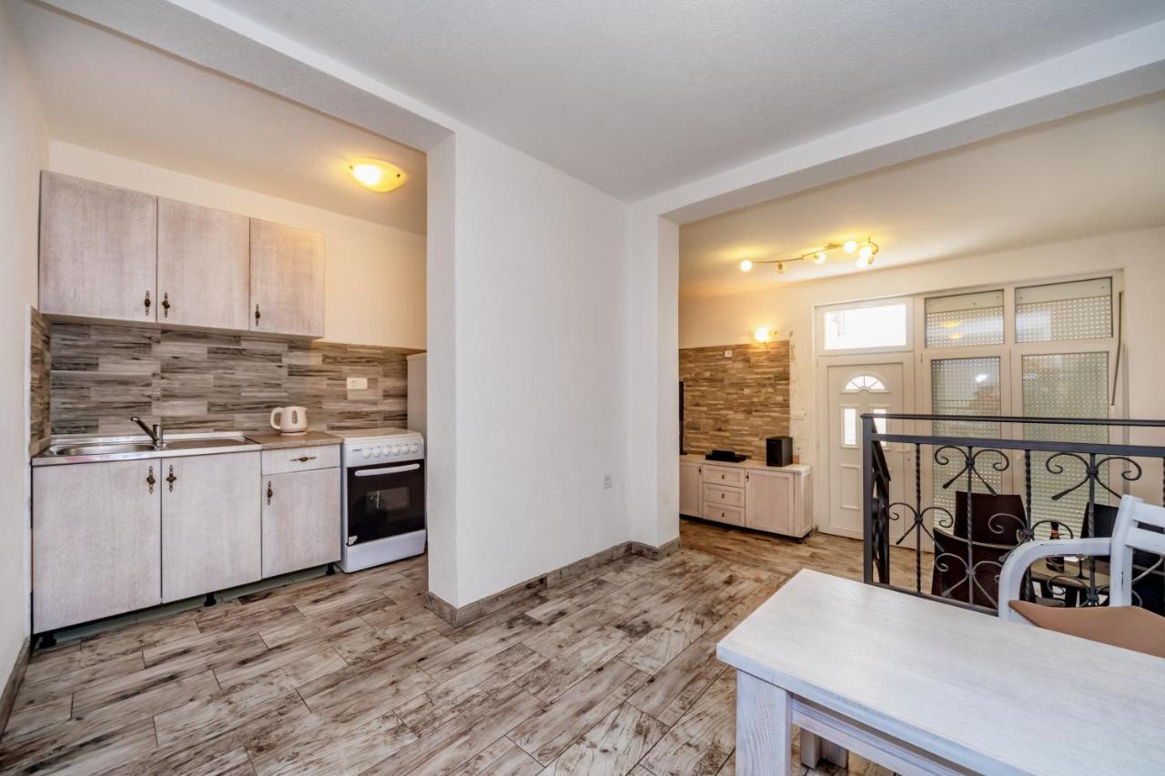 Apartmani Lira Sutomore Exteriör bild